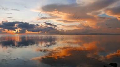 一个平静, 非常丰富多彩的日出视频从杜马格特城市海岸与明镜般的海洋。用缓慢的平移相机拍摄.